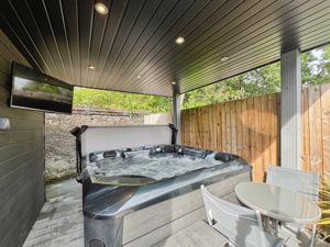 Hot tub area- click for photo gallery